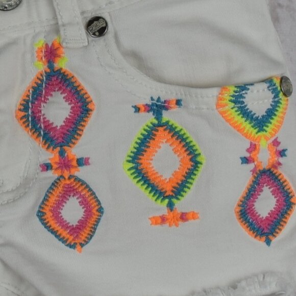 🎯5/$30  Peek White Distressed Embroidered Girls Shorts 4/5 - Picture 5 of 7